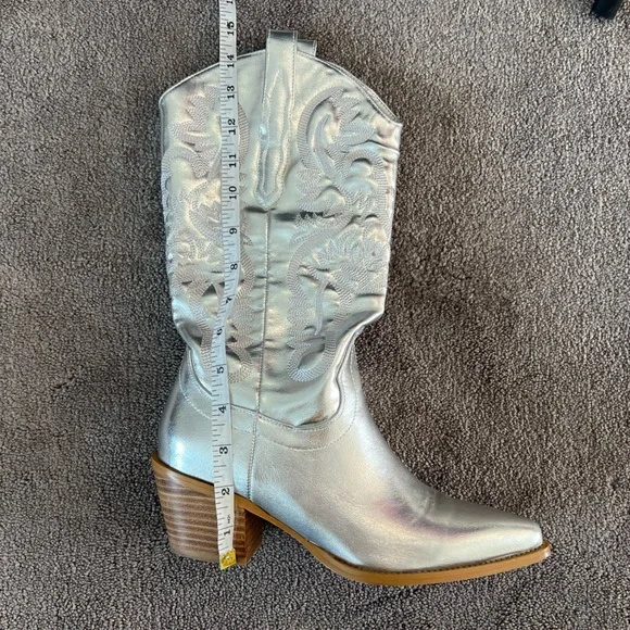Women’s Metallic Silver Cowgirl Boots - Picture 10 of 11